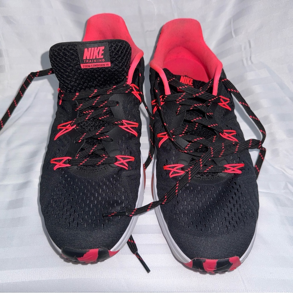 Women’s Nike Shoes - Picture 2 of 4